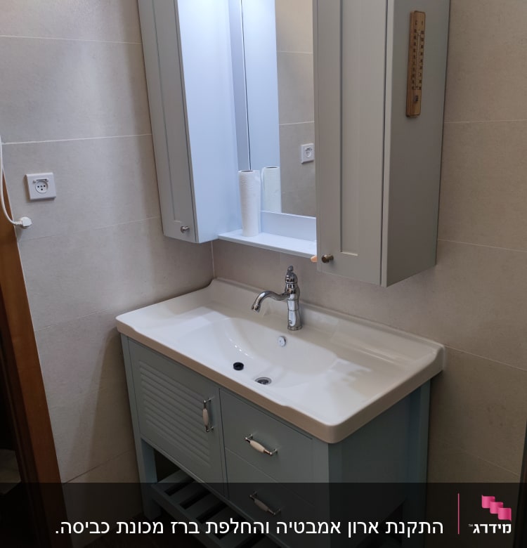 כיור עם ברז בחדר אמבטיה